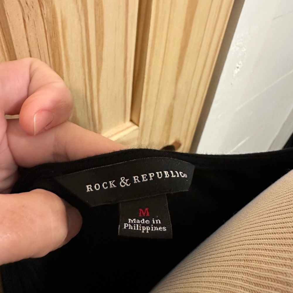 Rock & Republic cold shoulder top - Picture 5 of 6